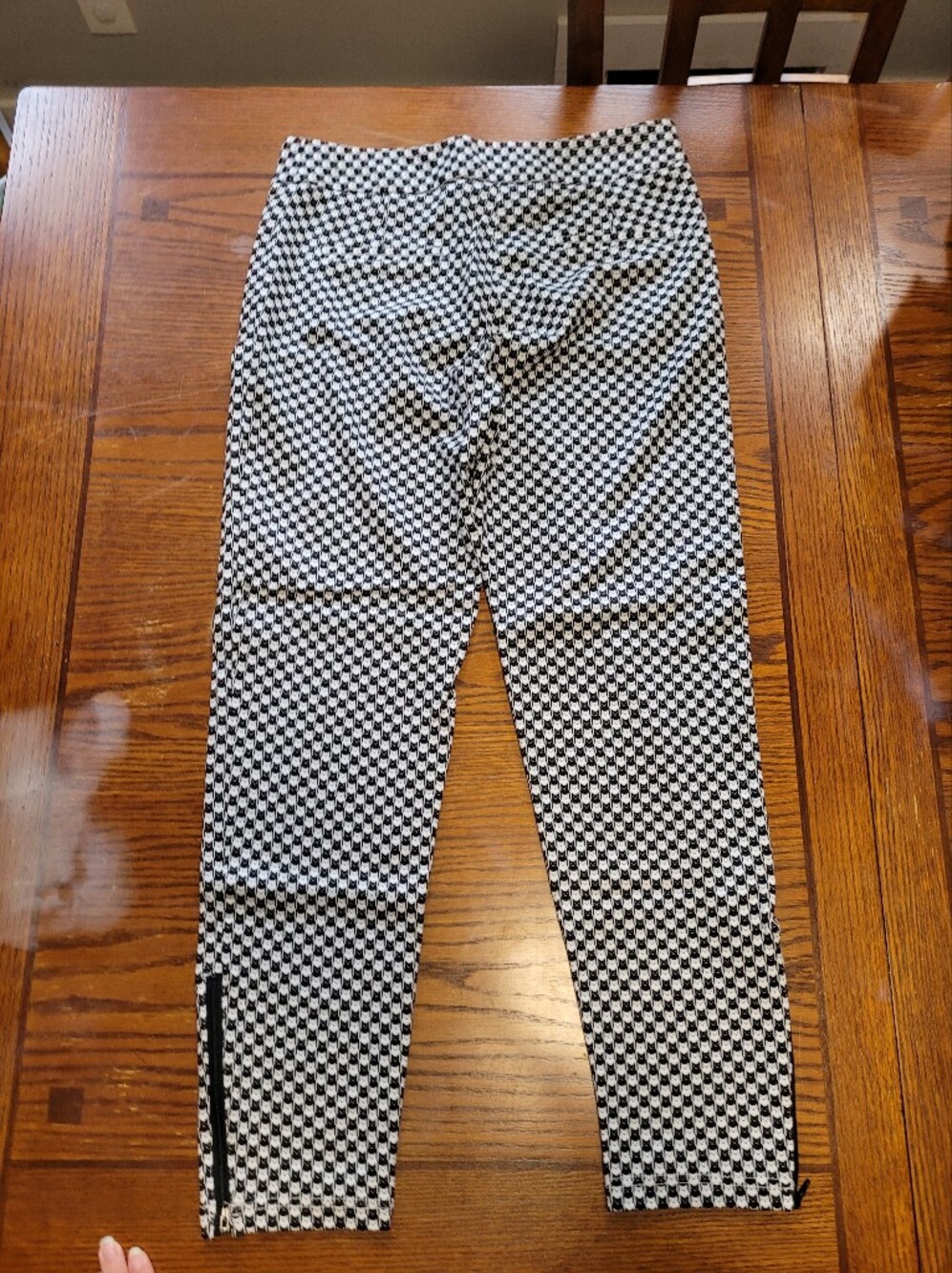 Kids Black & White Patterned Leggings - Picture 2 of 4